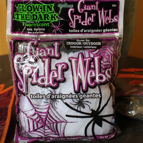 New Halloween Bundle, 3 bags, 3 runners and 3 giant spider web - Picture 7 of 9